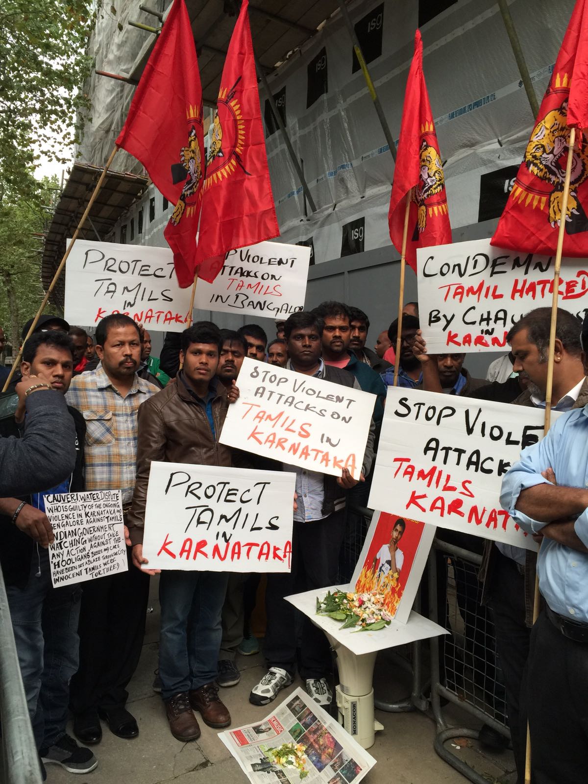 Naam-Tamilar-Protest-aginst-karnataka-cauvery-water-issue-before-Indian-Embassy-Great-Britain-2.jpeg
