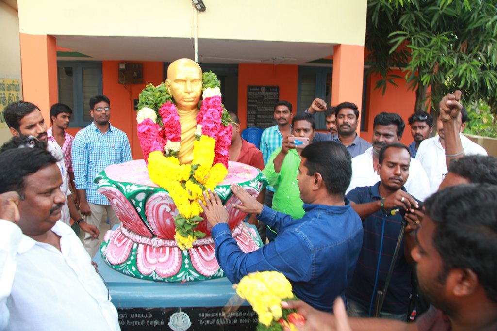 Naam Tamilar Seeman Respects Thiru Vi Ka Statue